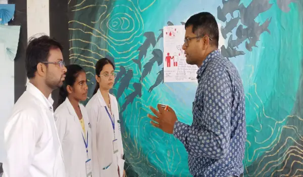 नुक्कड़ नाटक और रंगोली से विद्यार्थियों ने समझाया रक्तदान का महत्व
